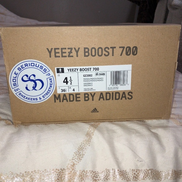 Adidas Yeezy Boost 700 Faded Azure - Picture 6 of 8